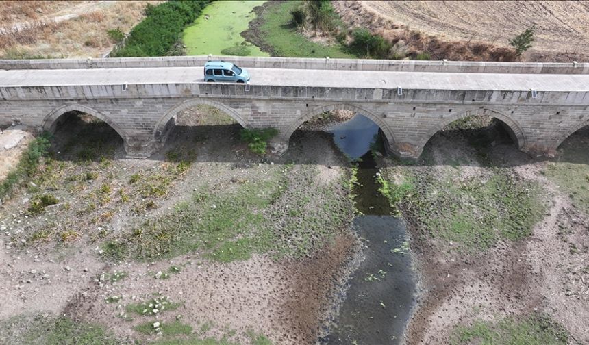 Tunca Nehri'nin bazı bölümlerinde kuraklık ve sıcaklık nedeniyle su akmıyor