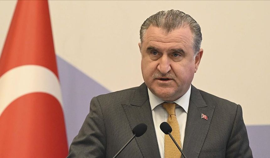 Gençlik ve Spor Bakanı Bak, Diyarbakır'da "Gösteri Maçı"nda sahaya çıktı