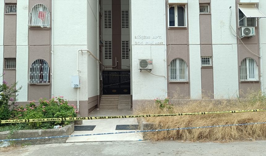 Adana'da merdiveni çöken apartmanda mahsur kalan 20 kişiyi itfaiye kurtardı