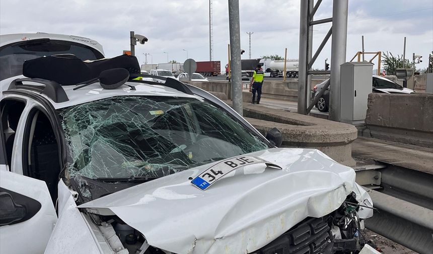 Adana'da otoyol gişesinin beton blokuna çarpan araçtaki 1 kişi öldü, 4 kişi yaralandı