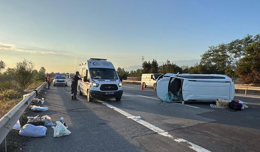 Anadolu Otoyolu'nun Düzce kesiminde devrilen otomobildeki 6 kişi yaralandı