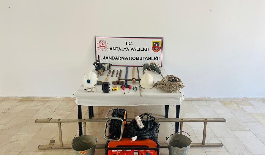 Antalya'da kaçak kazı yapan 4 zanlı suçüstü yakalandı