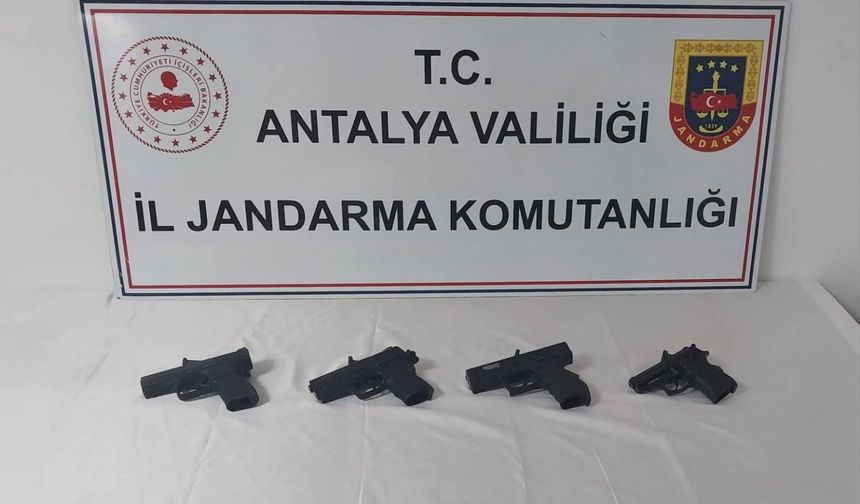 Antalya'da kaçak silah operasyonunda 4 kişi yakalandı