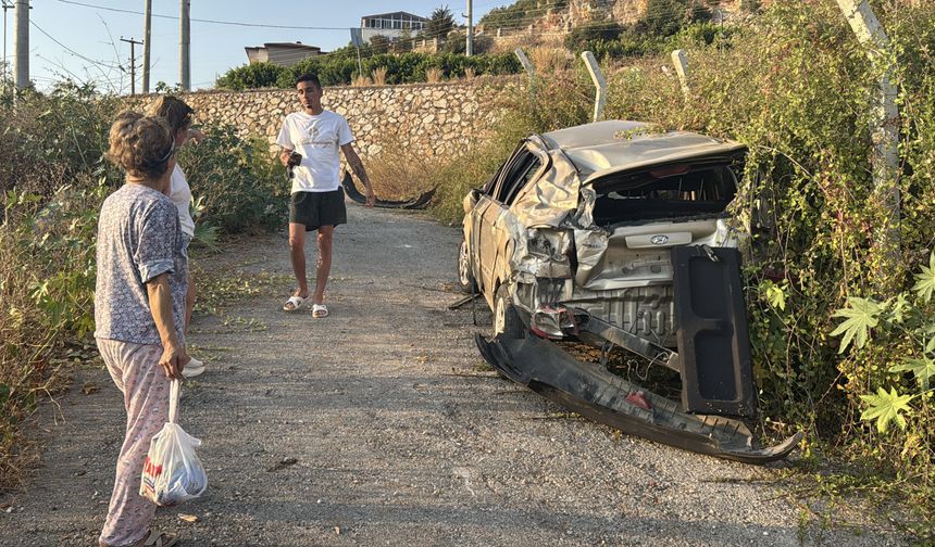 Antalya'da şarampole devrilen otomobilin sürücüsü yaralandı