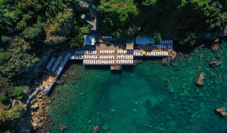 Antalya'nın mavi bayraklı falez plajları 200 bini aşkın ziyaretçiyi ağırladı