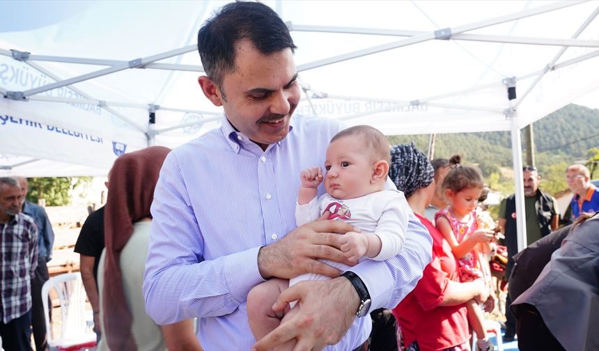 Bakan Kurum, Sındırgı'da depremde hasar gören köyleri ziyaret etti: