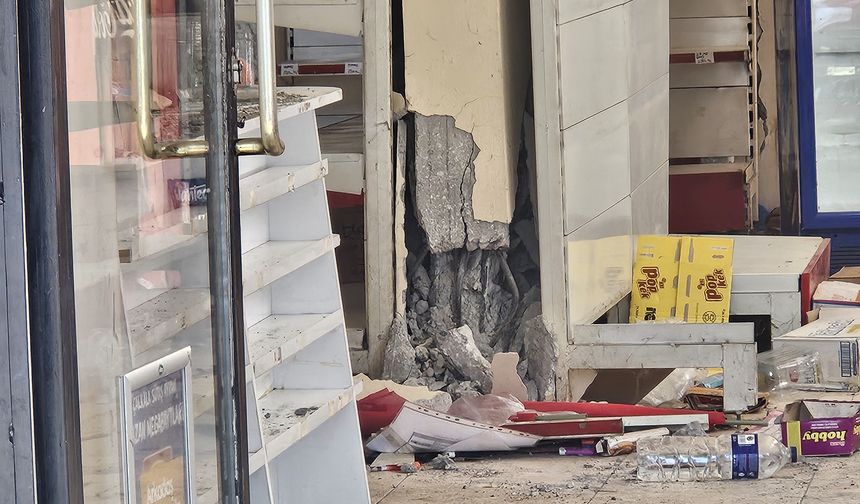 Balıkesir Sındırgı'daki depreme marketinde ailesiyle yakalanan esnaf yaşadıkları korku dolu anları anlattı