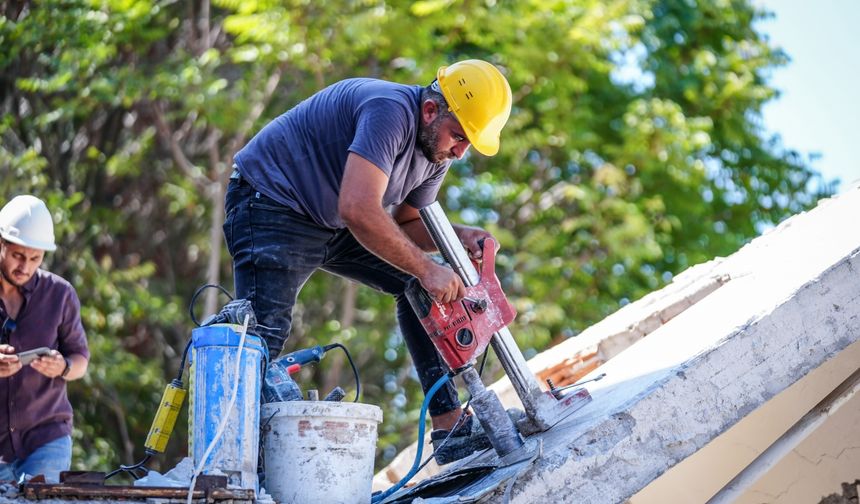 Balıkesir'deki depremde yıkılan 3 katlı binadan karot örneği alındı