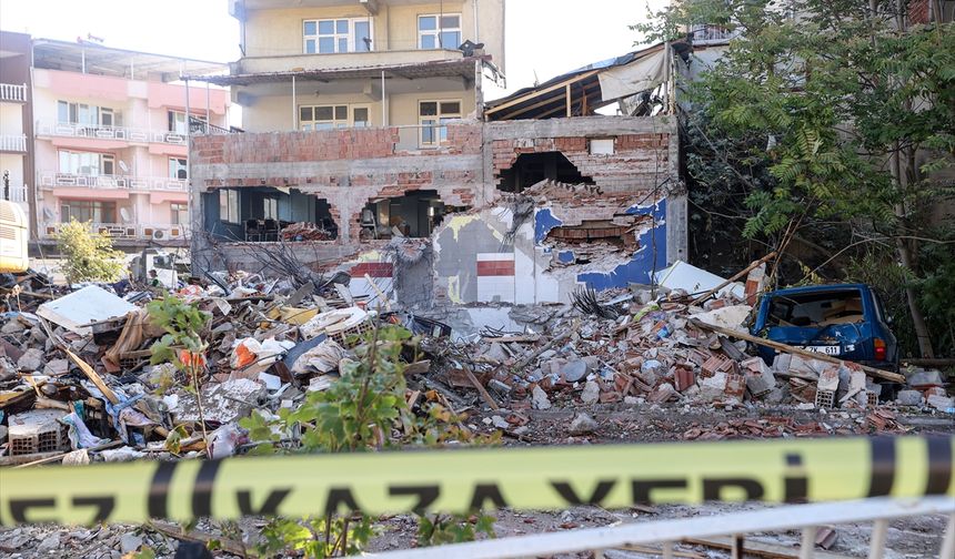 Balıkesir'deki depremde yıkılan binanın enkazı kaldırılıyor