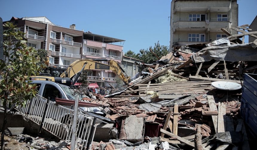 Balıkesir'deki depremde yıkılan binanın enkazı kaldırılmaya başlandı