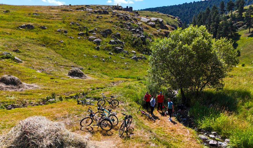 Bisikletçiler 30 Ağustos Zafer Bayramı için Ardahan'da tarihi kaleye pedal çevirdi