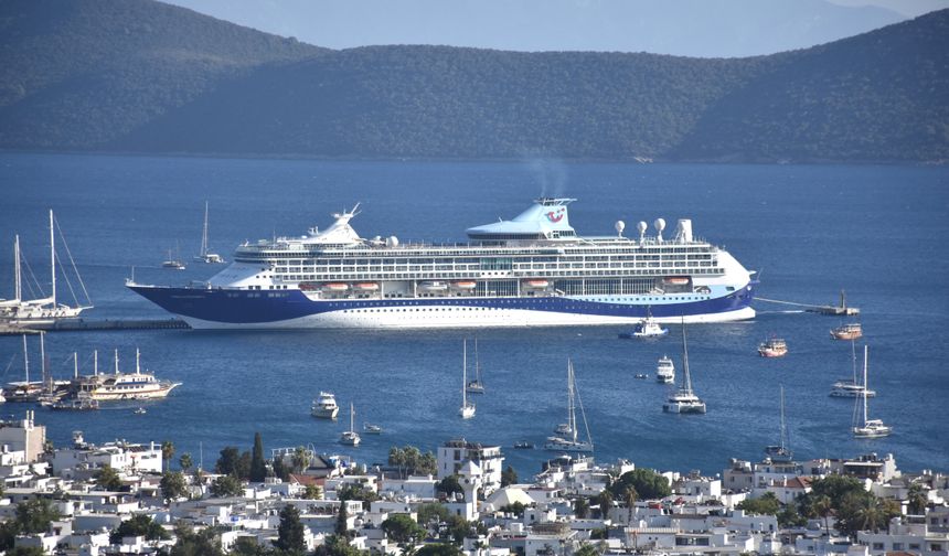 Bodrum'a iki kruvaziyer ile 2 bin 609 yolcu geldi