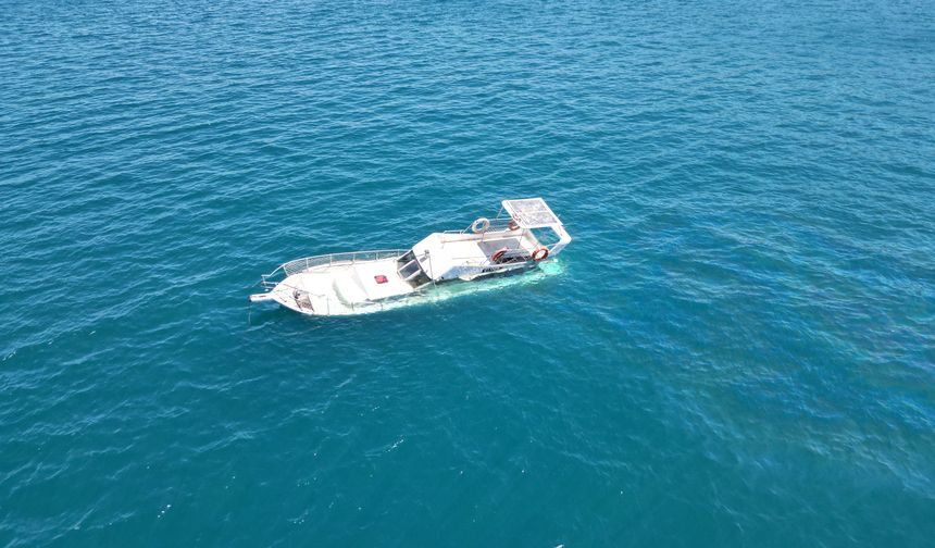 Bodrum'da su alan 10 metrelik ahşap tekne battı