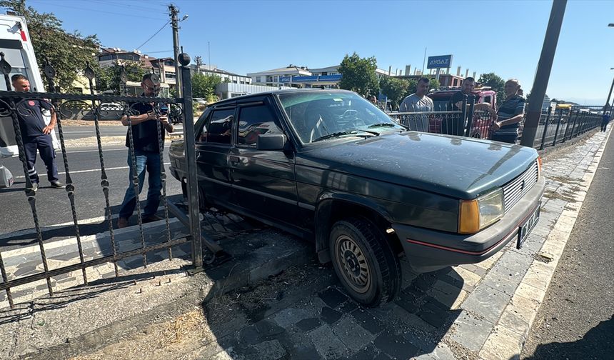 Düzce'de otomobille silobas dorse takılı tırın çarpıştığı kazada 7 kişi yaralandı