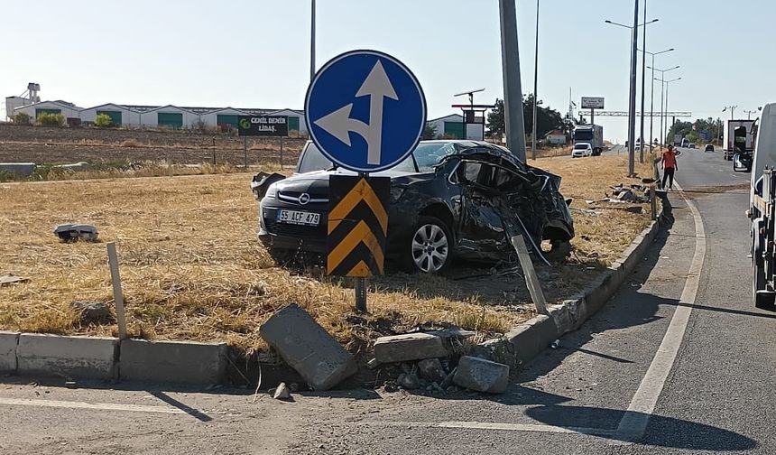 Edirne'de kamyon ile otomobilin çarpıştığı kazada 3 kişi yaralandı