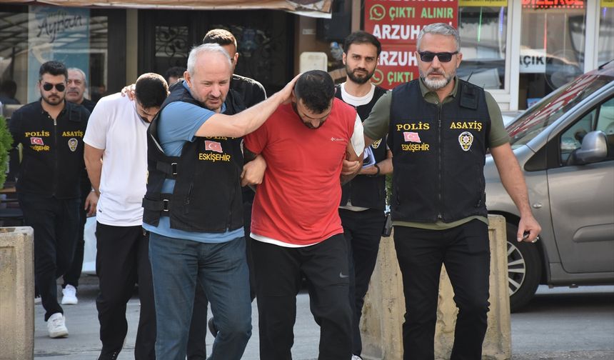 Eskişehir'de 2 kişinin öldüğü, 1 kişinin yaralandığı silahlı kavgaya ilişkin yakalanan 3 zanlı adliyede