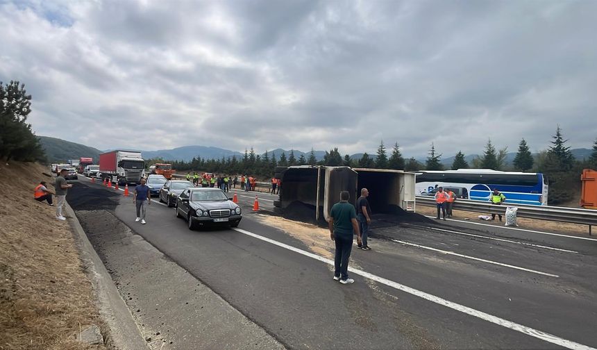 GÜNCELLEME - Anadolu Otoyolu'nun Bolu Dağı kesiminde devrilen kamyon nedeniyle kapanan yol ulaşıma açıldı