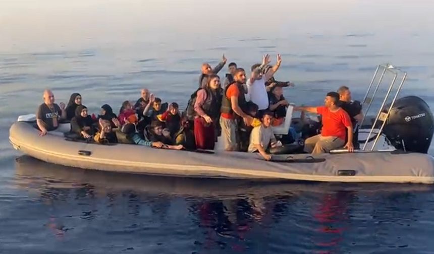 İzmir açıklarında 115 düzensiz göçmen yakalandı, 25 göçmen kurtarıldı