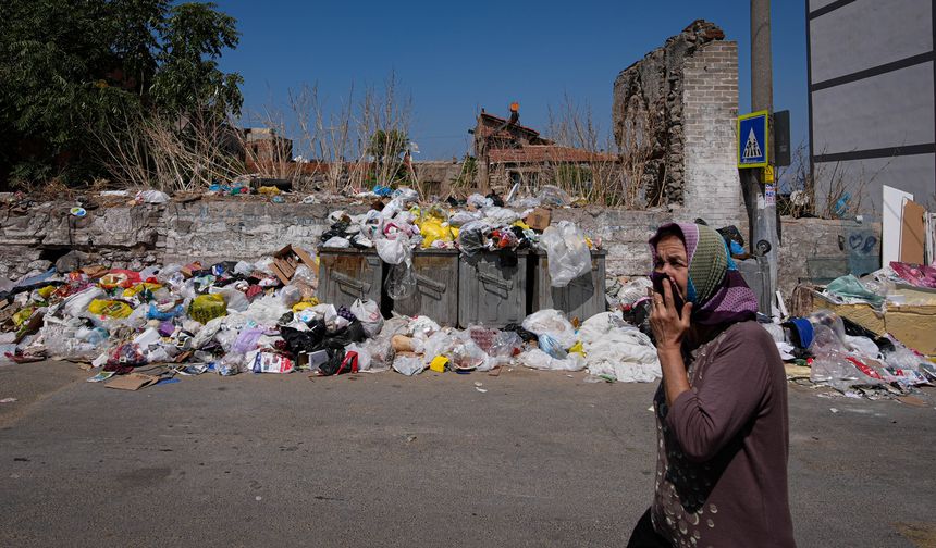 İzmir'de çöp yığınları ve kötü koku tepkilere neden oluyor