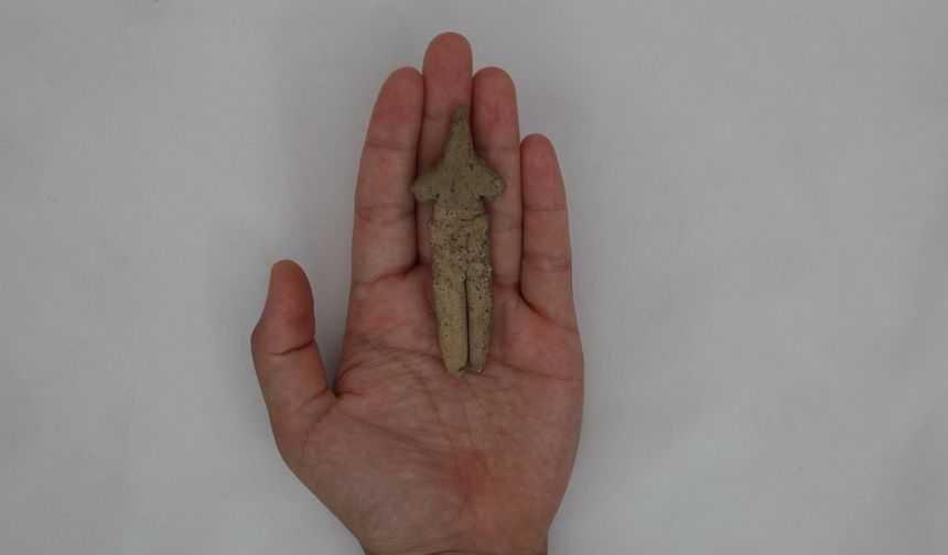 İzmir'deki Ulucak Höyüğü kazılarında 8 bin yıllık kil figür bulundu