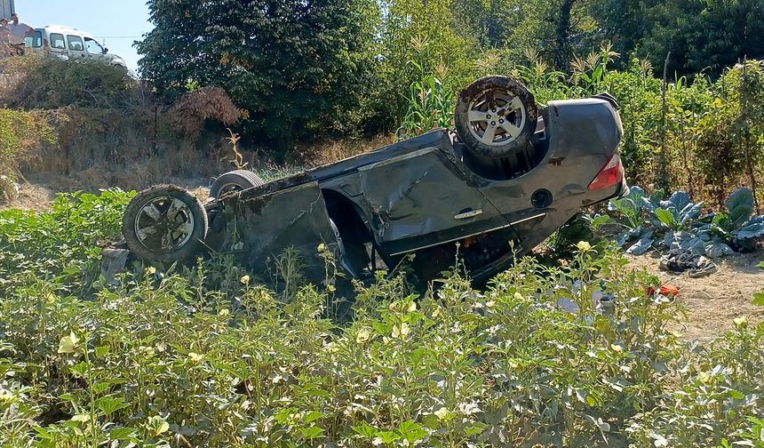 Karabük'te çarpışan otomobillerden birinin bahçeye devrildiği kazada 3 kişi yaralandı