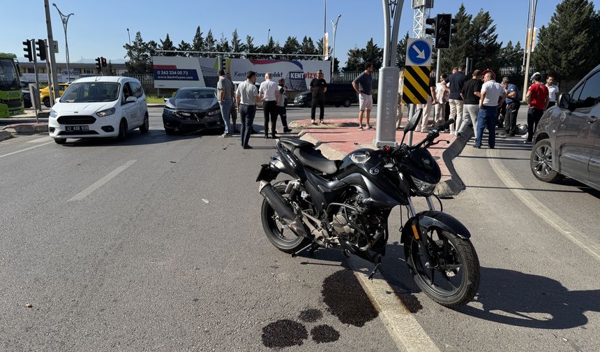 Kocaeli'de otomobille çarpışan motosikletin sürücüsü yaralandı