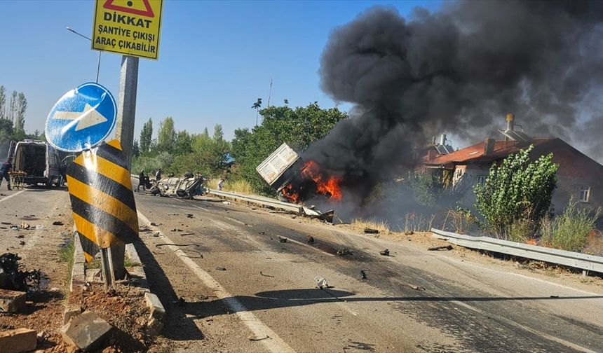 Konya'da otomobil ile çekicinin çarpıştığı kazada 3 kişi öldü
