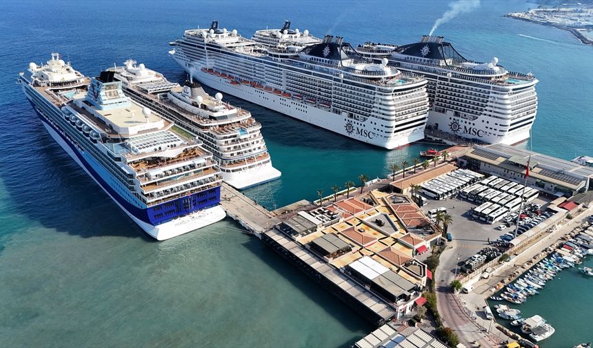 Kuşadası'na 5 kruvaziyerle 10 bin 916 turist geldi