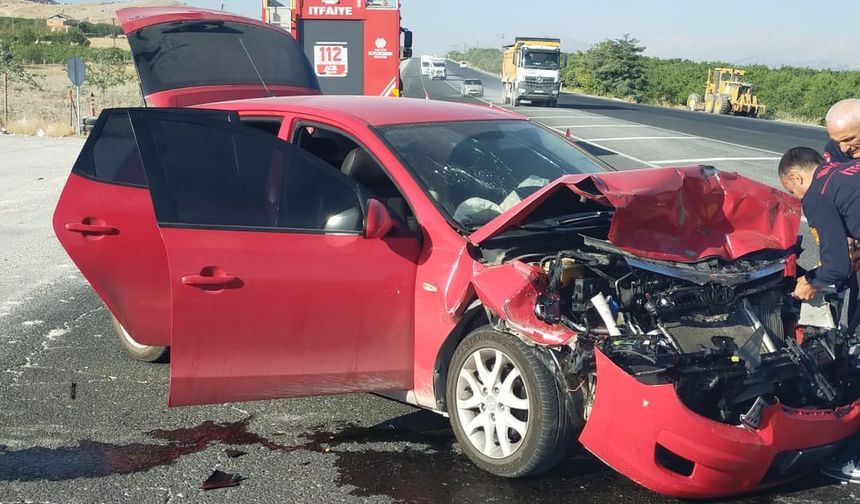 Malatya'da çekiciye bağlı römorka çarpan otomobildeki 5 kişi yaralandı