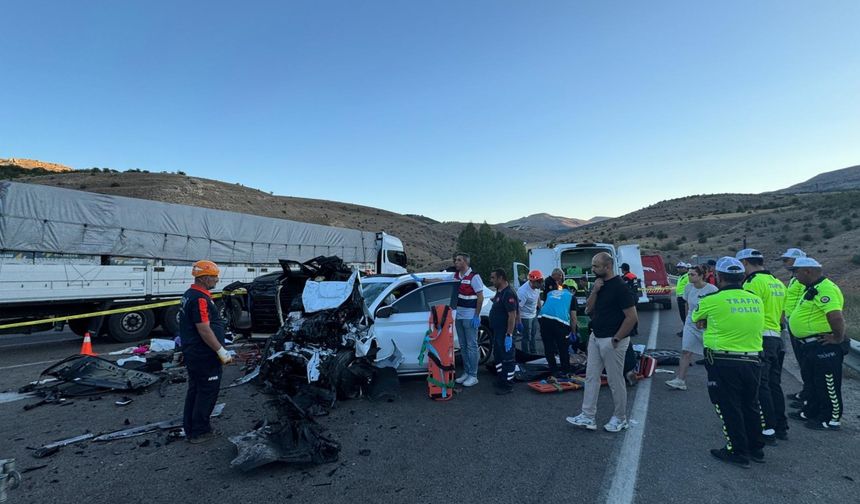 Malatya'da otomobil ile hafif ticari aracın çarpıştığı kazada 4 kişi öldü