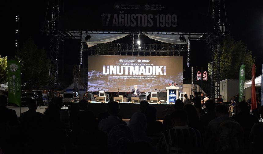 Marmara Depremi'nin 26'ncı yıl dönümünde şehitler için saat 03.02'de sela okundu