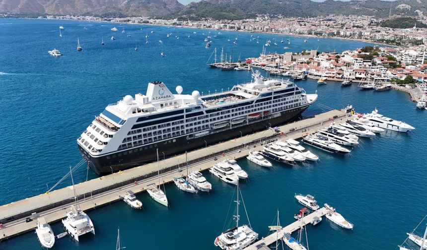 Marmaris'e iki kruvaziyer 930 yolcu getirdi