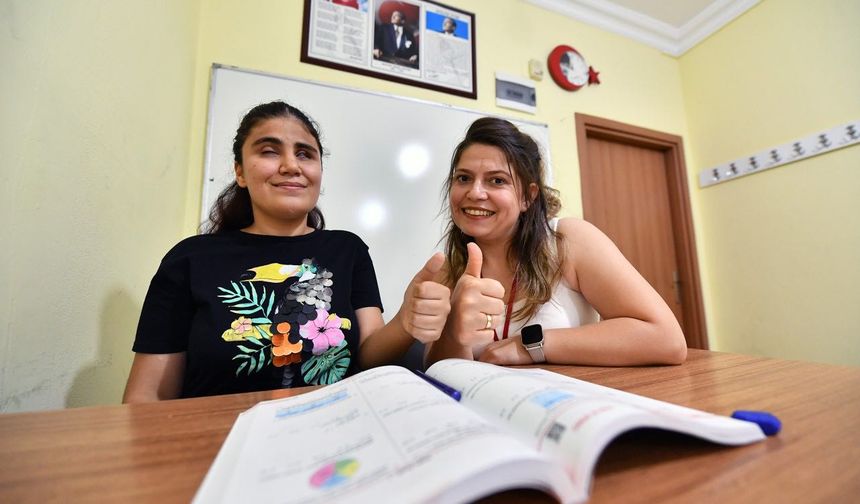 Mersin'de görme engelli öğrenci Nazalin Selvi hayalindeki bölüme yerleşti