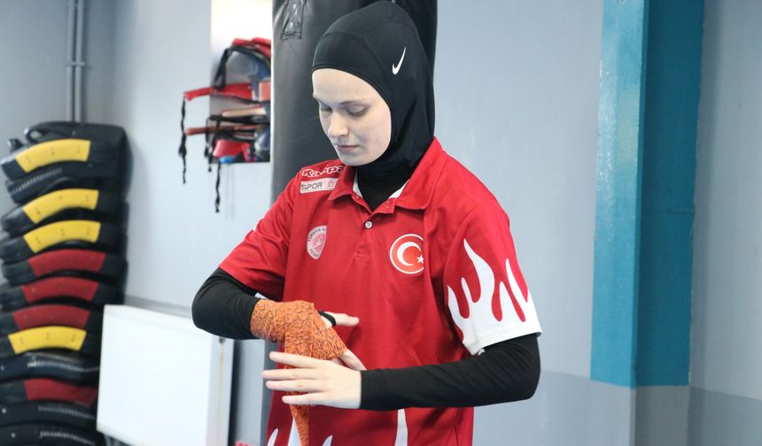 Milli sporcu Ayşe, 'kendimi buldum' dediği kick boksta zirveyi odaklandı