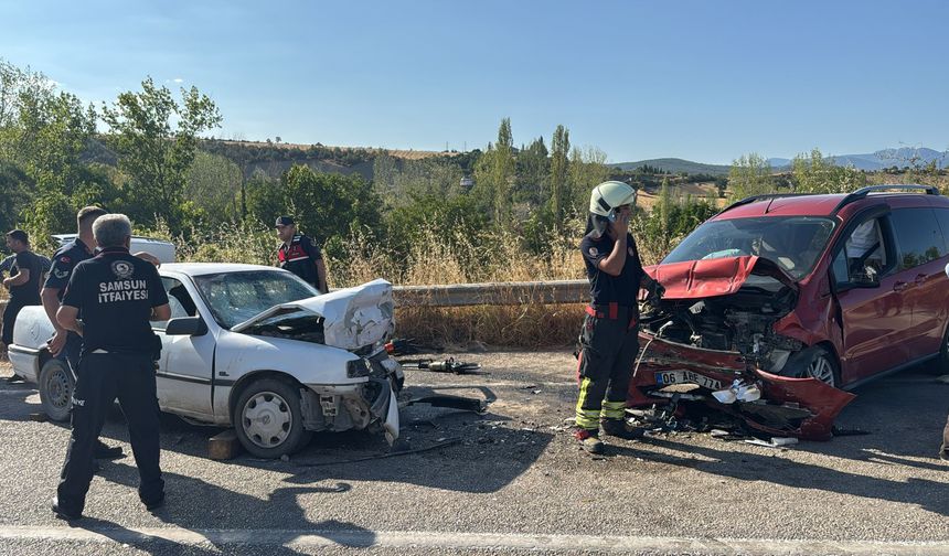 Samsun'da iki otomobilin çarpışması sonucu 1 kişi öldü, 11 kişi yaralandı