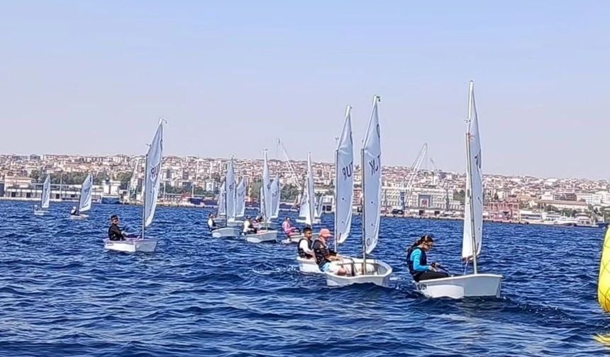 Tekirdağ'da Zafer Kupası yelken yarışları sürüyor
