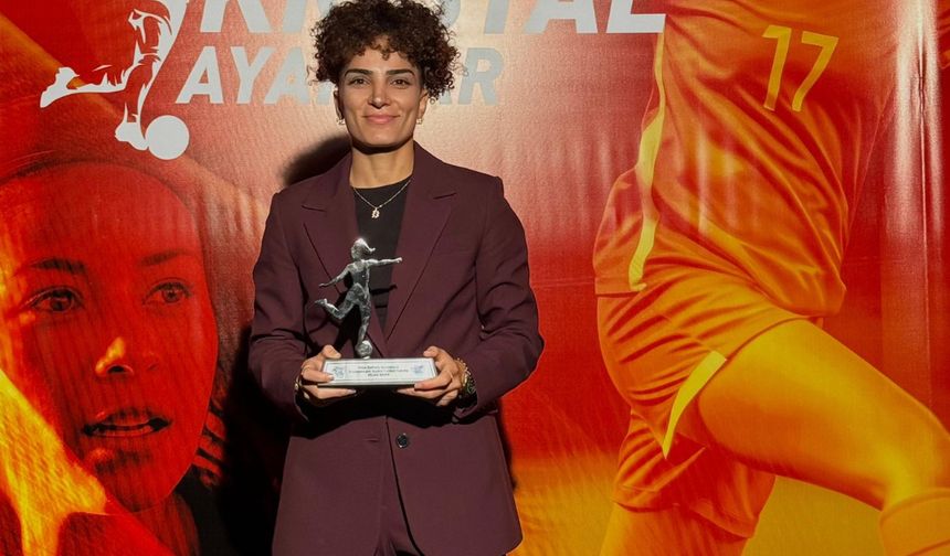 Trabzonspor'dan 'yılın defans oyuncusu' seçilen Dilan Bora'ya kutlama