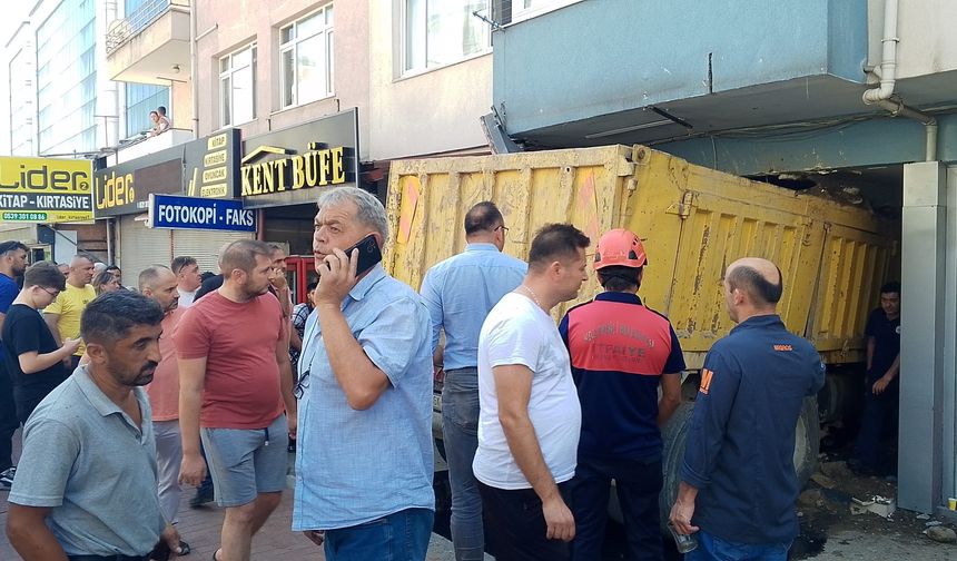 Zonguldak'ta freni boşalan kamyon park halindeki araçlara çarpıp iş yerine girdi