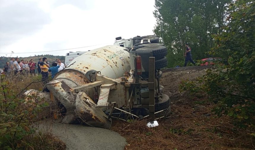 Zonguldak'ta otomobile çarparak devrilen beton mikserin sürücüsü öldü