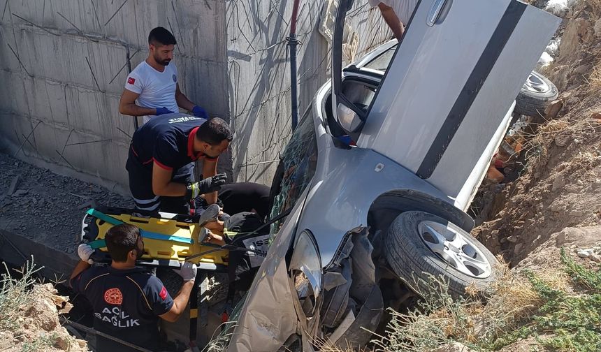 Adıyaman'da inşaat boşluğuna düşen otomobilin sürücüsü yaralandı