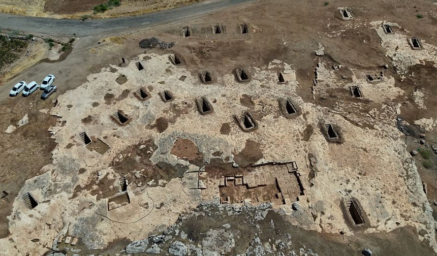 Adıyaman'daki Tharsa Antik Kenti'nde 8 oda mezarı bulundu