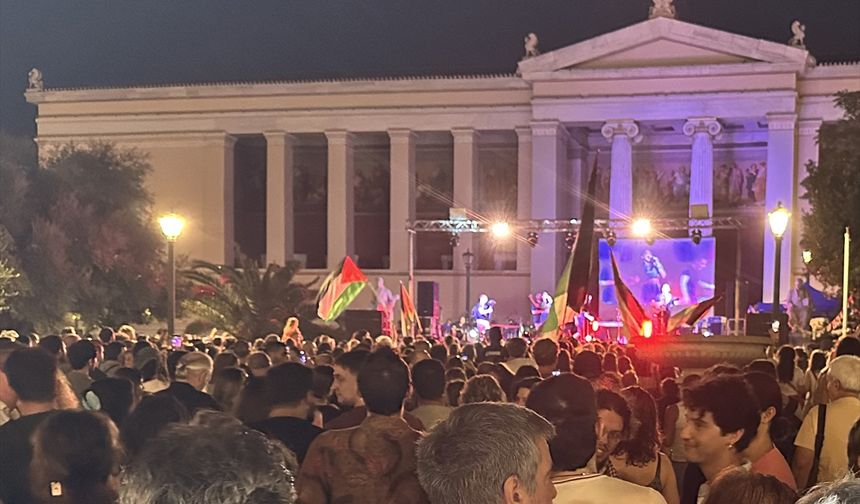 Atina'da, İsrail'in ablukasını kırmak için yola çıkan Küresel Sumud Filosu'na destek konseri