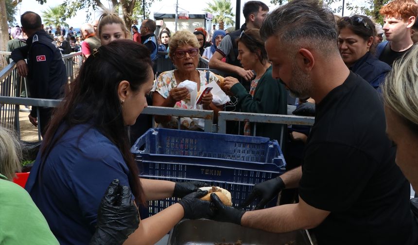 Avladığı orkinosları festivalde ikram etti