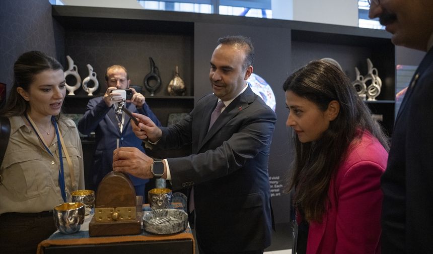 Bakan Kacır, Türkevi'nde 'Anadoludakiler' sergisini gezdi: