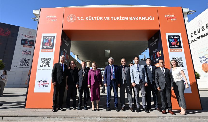Bakan Yardımcısı Alpaslan GastroAntep Kültür Yolu Festivali sergilerini ziyaret etti