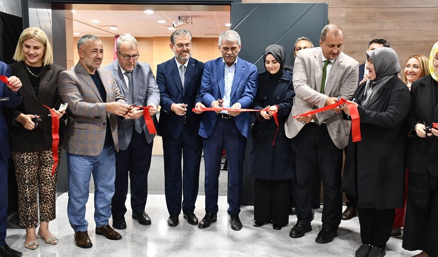 Bilecik'te Fatih Dönmez Kültür Merkezi Konferans Salonu açıldı