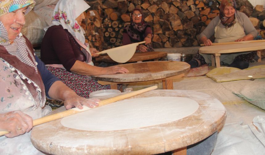 Çorum'da asırlık gelenek olan imece usulüyle kışlık yufka hazırlıkları başladı