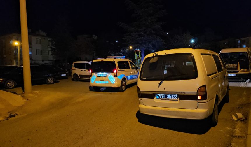 Çorum'da 'dur' ihtarına uymayan araç sürücüsünün çarptığı polis yaralandı