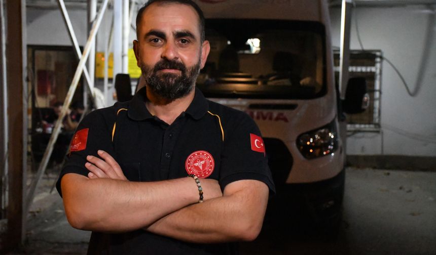 Düzce'de ambulans şoförü tedavisi için terliği kesilen çocuğa ayakkabısını verdi