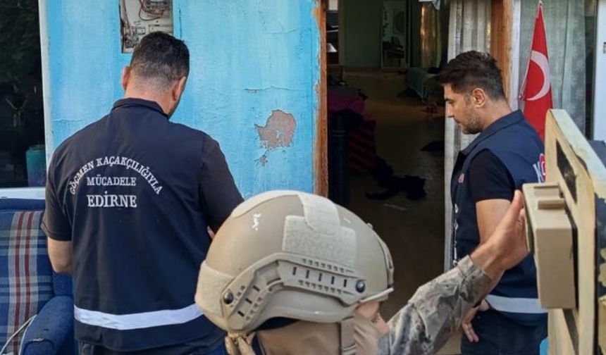Edirne'de düzenlenen operasyonda göçmen kaçakçısı saklandığı evde yakalandı
